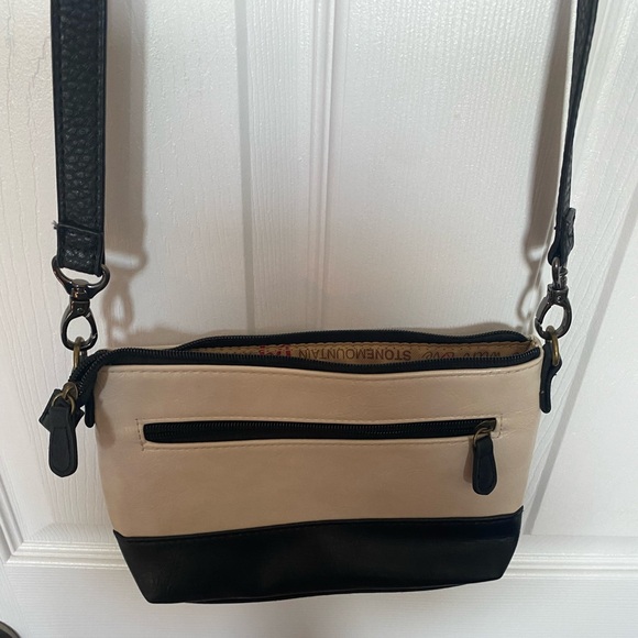 Stone Mountain USA Cream and Black Crossbody Bag Sleek Design - Picture 7 of 8
